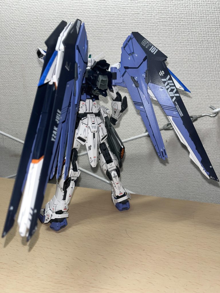 普段は妥協の塊で、テキトーに青を塗ってしまうんですが。でも、今回はイザークのことが好きすぎて、かなり悩みました。その結果!