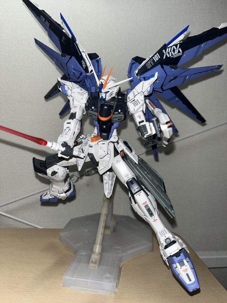 不評だったバラエーナから飛び出してる小羽も、キラ機じゃなくてイザーク機への小改良だったと思えば、いい脳内補正にw