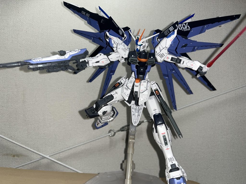 キラ搭乗時の話ですが、フリーダムは右手ライフルで左手サーベルの時が1番好きです。カラミティ戦、プロヴィ戦共に敵射撃を盾捨てつつ防御からの抜刀が格好良くて!