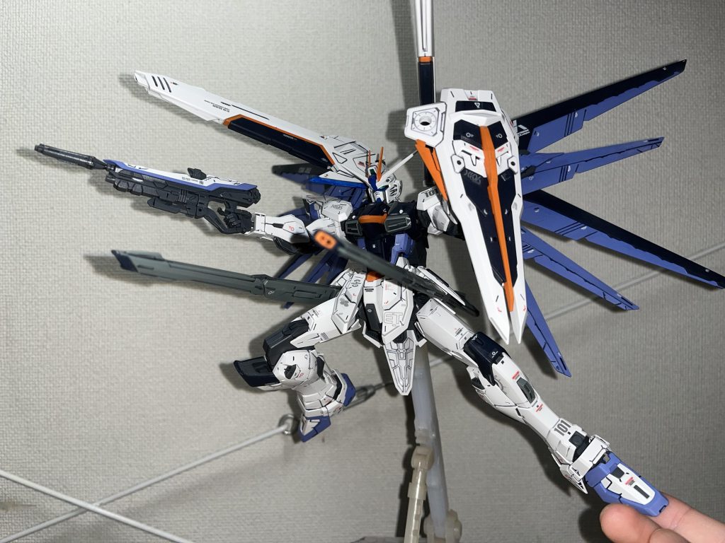 この写真、左足は手で支えてます、、そう、股関節折れましたwいやぁ、折れやすいって言われてたの完全に忘れてました、、ガシガシ動かして遊ぶ派なので、対策必至ですねこれは!とりあえず部品注文しますが、可動部にシリコンを塗布すれば対策になるとか書いてありましたが、どうなんでしょうね?