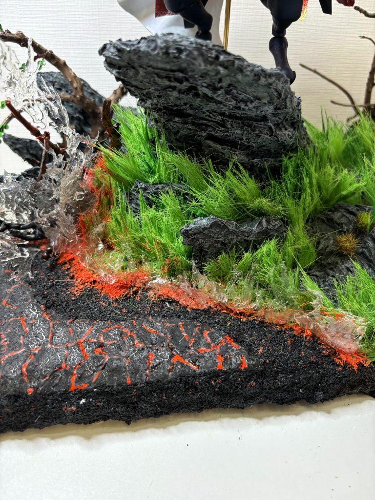炎を塗装する前はこんな感じです!周りの草も蛍光ドライブラシでじんわり燃やしてます!山火事や野焼きの画像調べまくりました…土や岩は瀬川たかしさんのジオラマ本やジオラマ系youtubesrgさんを多数参考にさせて頂きました😌