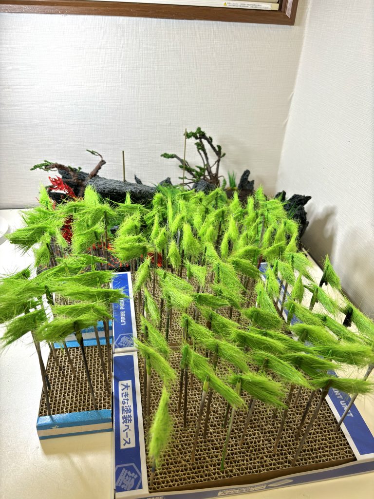 TOmaMONさんのジブリ作品などを参考に、一度切ってバラバラにしたハケを水性塗料で染めながら成形して固めています。初めは20本/束くらいでしたが最終的には100本/束くらいがやりやすかったです☺️