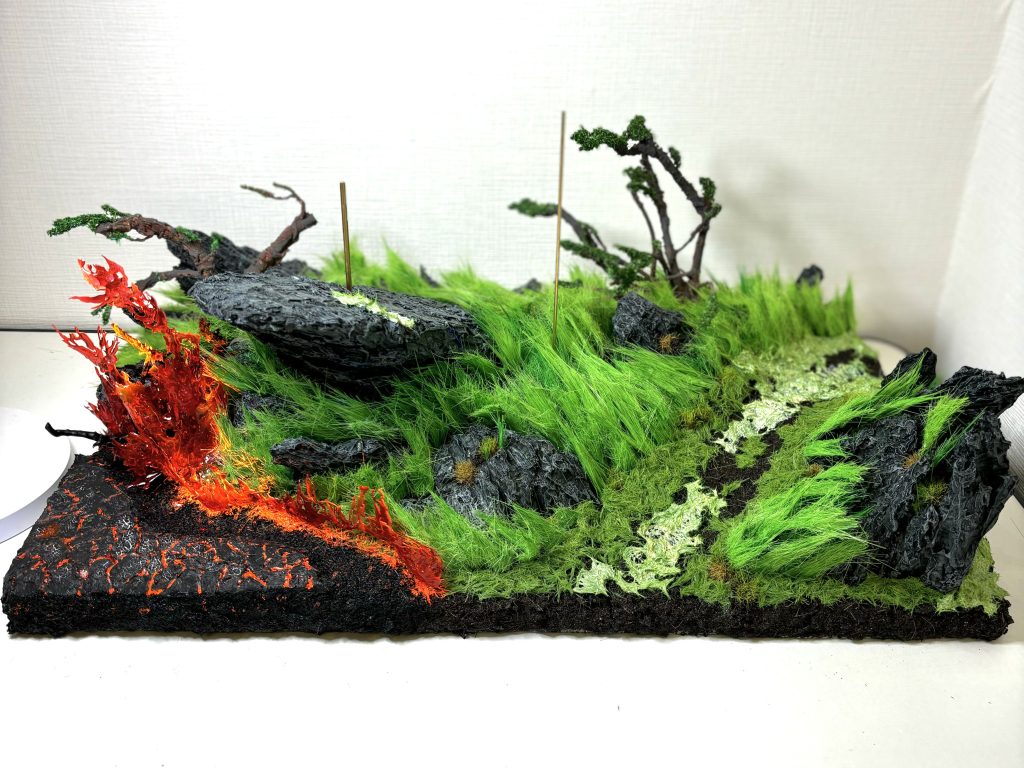 こちらがジオラマ単体🌱(一部ボンドがまだ白いですが💦)炎のレジンエフェクトに蛍光塗料を使ったの以外、ジオラマ自体もスタイロも植物も土も何もかも初挑戦でジオラマ本やTwitter、YouTubeで調べまくりました🙄💦いきなりハードル上げまくった挑戦でしたが終始楽しめました😌✨