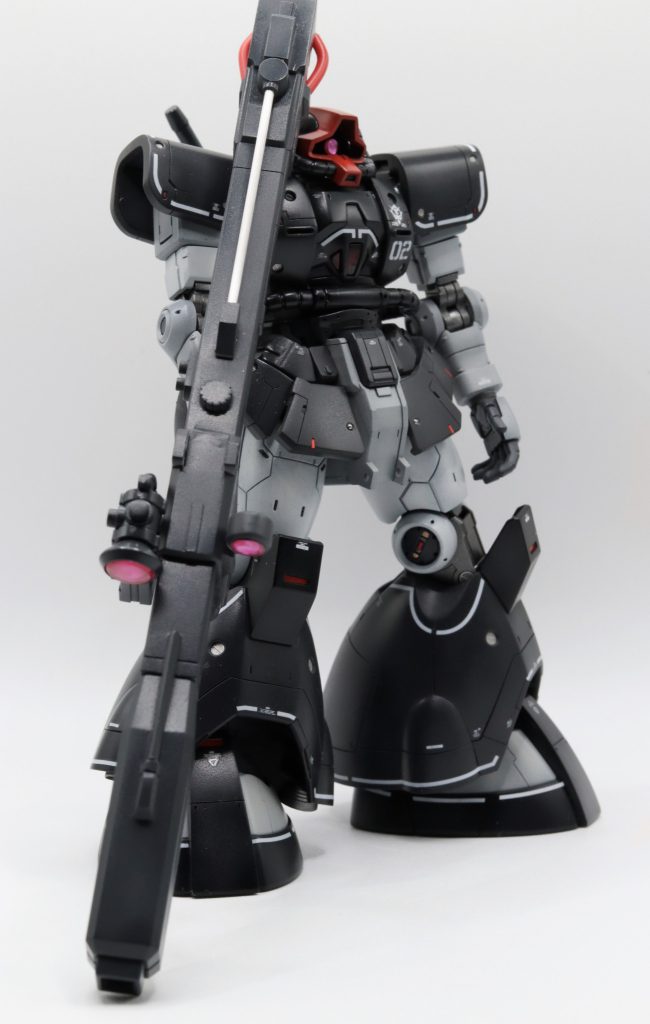 目つきを悪くするため、トサカ？を前に延長しています。ビームバズーカはアルミ線を入れたり、ケーブルを入れたりしてみました。