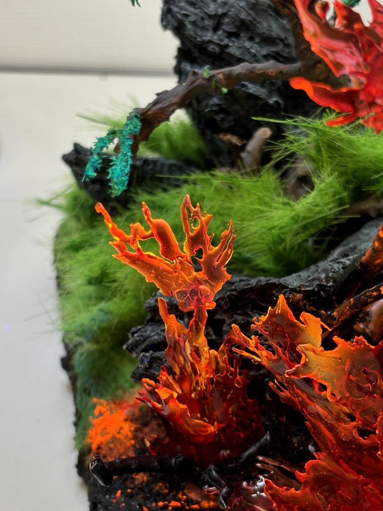 ジオラマのついでにドライブラシも初挑戦だったのですが、炎エフェクトの縁に水性の蛍光レッドでドライブラシをかけた時は脳汁出尽くして緊急搬送されるところでした🤣💦