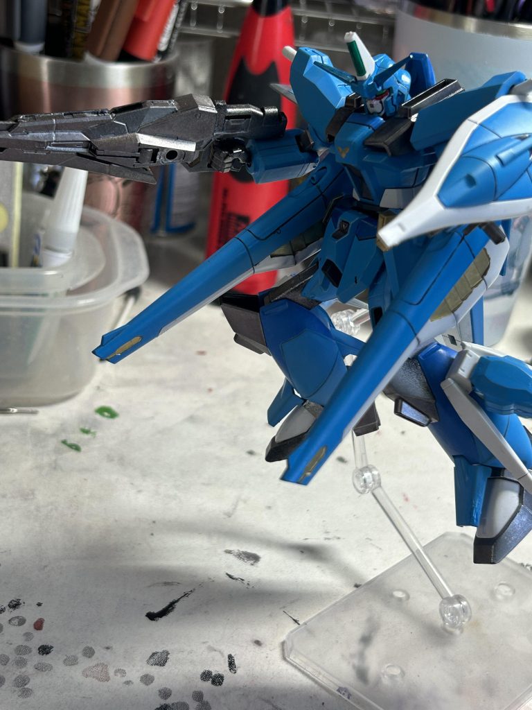 セイバー装備のアムフォルタスプラズマ収束ビーム砲はそのままに、色合いを青に変えたことで印象をがらりと変わりますねw