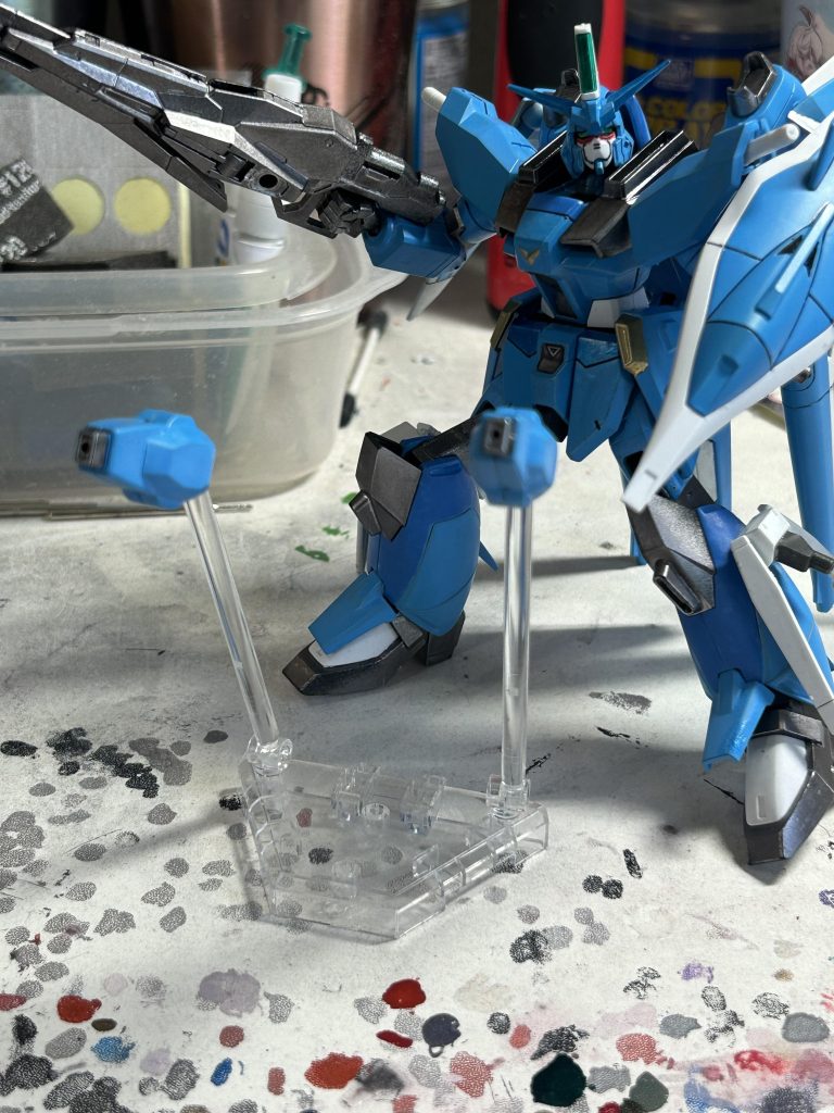 ２機のドラグーン（水星の魔女のドローン）を左右の足にプラットフォームを取り付け、射撃形態およびビームサーベルを展開して攻撃可能に