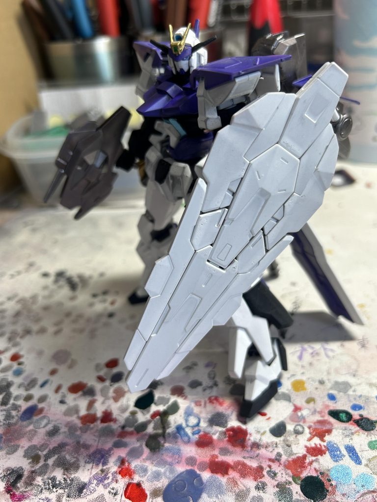 ルブリス装備であるコンポガンビットシールドを装備させてます。FXのCファンネルは全てオミットして、代わりにガンビットを取り付けました。シールド形態やライフルモードにも変更可能