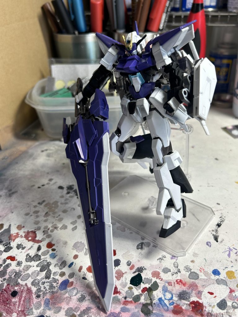 腰にセカンドLのタクティカルアームズを装備、腰部に取り付け時はスラスターに、武装状態では敵機を一撃で切り裂くパワーを備えてます。