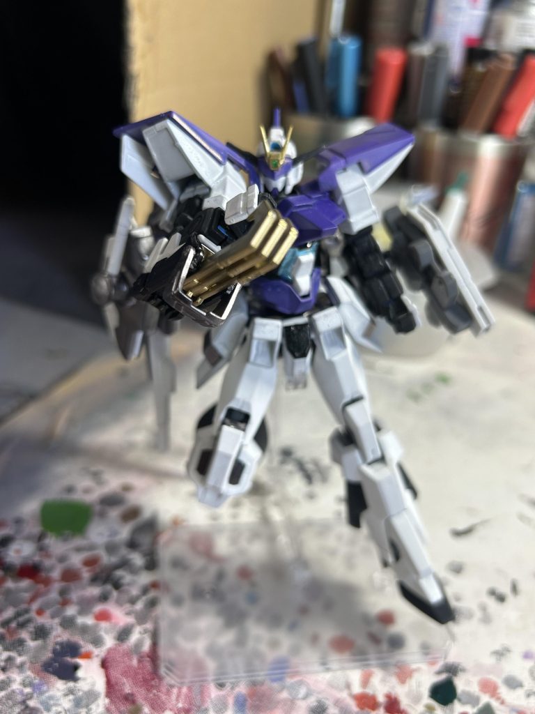 右腕にクローを装備して、取り回しが大変な武装をもしも取りこぼしても、戦闘が可能に