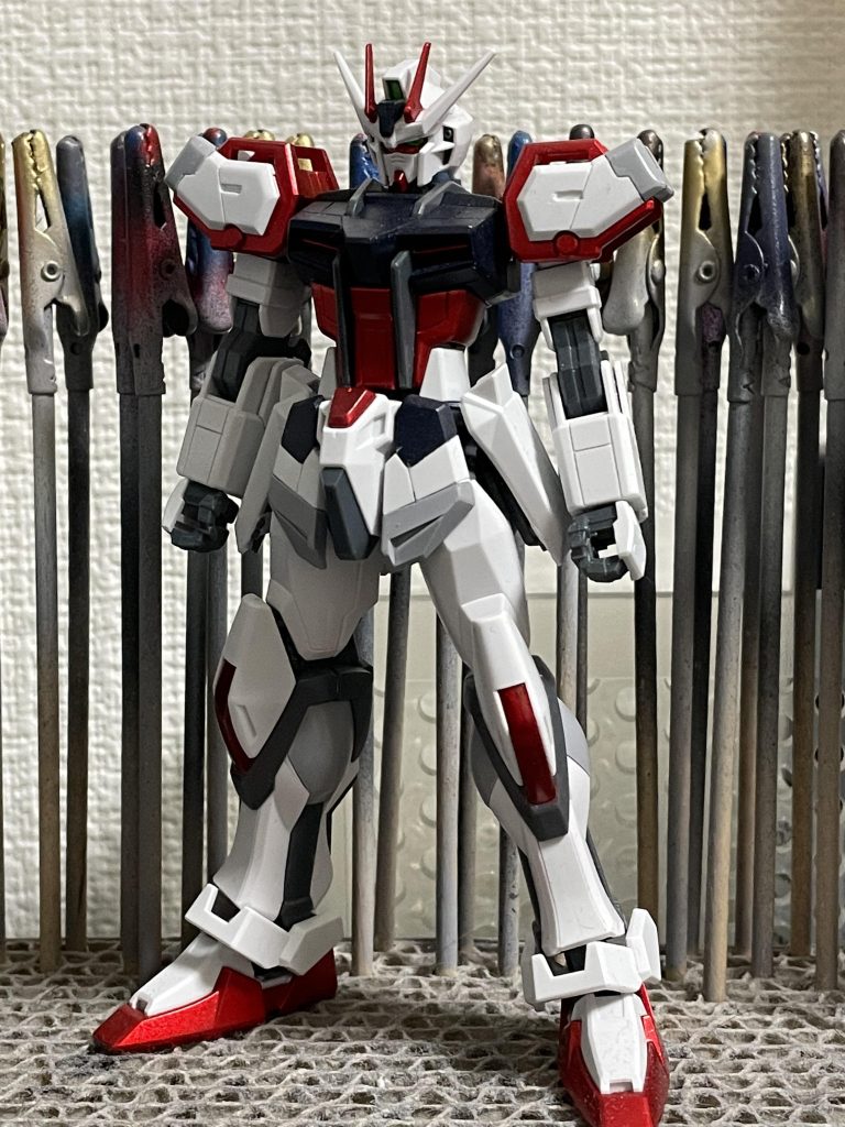 そこからガンダムマーカーで塗装。使用色は主にロイヤルメタレッド、センサーは蛍光グリーンとルミナスメタグリーン、胸部と額はSEEDダークグレー、ストライカーの黒い部分はガンダムガンダムブラック、グレー部分はガンダムグレーとガンダムホワイトの調色カラーです。関節や白い装甲は整形色のままつや消しトップコートです。