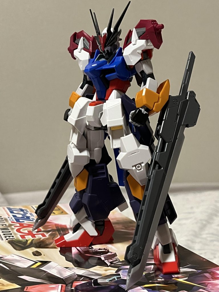 進捗②胴体が細すぎたのでPストスリのものに交換し、膝アーマーにサタニクスの大型アーマーを採用し、両腕にコトブキヤMSGのサムライマスターソードを装備させてます〜この時点でほぼ完成してましたが、この時はバックパックの選定に頭を悩ませてました💦