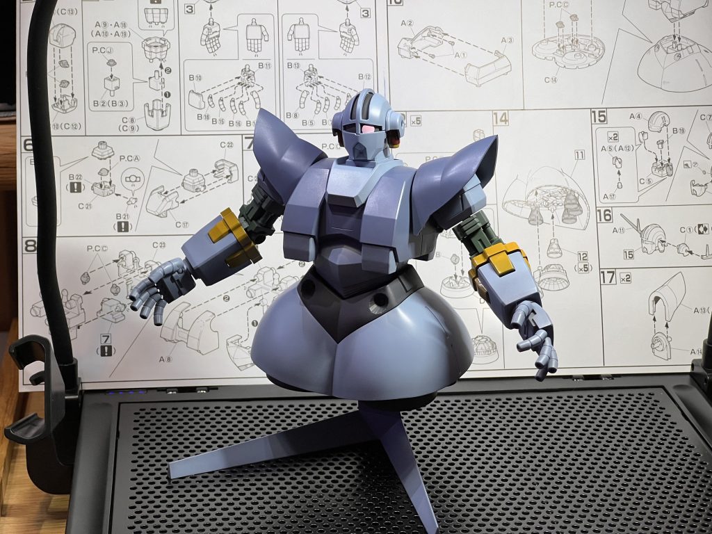 塗ったけどヒケが。。。あとプラ棒削り出しモノアイがデカすぎ。。。