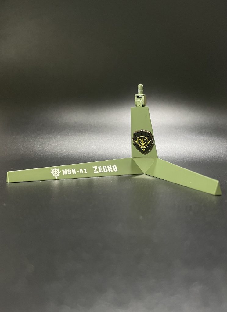 本体のデカールはエンブレムや階級といった類のものは一切貼らず、コーションマークやラインデカールのみとしました。 あの局面で一刻も早くの実戦投入を迫られていた中でエンブレム等に気を使ってられないだろうなぁと妄想して貼るのをやめました😌 ただ模型としてはそれだと味気無いので、そういったオシャレなポイントは台座に担ってもらおうと思い、エンブレムパーツを貼り付けてカラーリングもジオングリーンで塗装しました😊