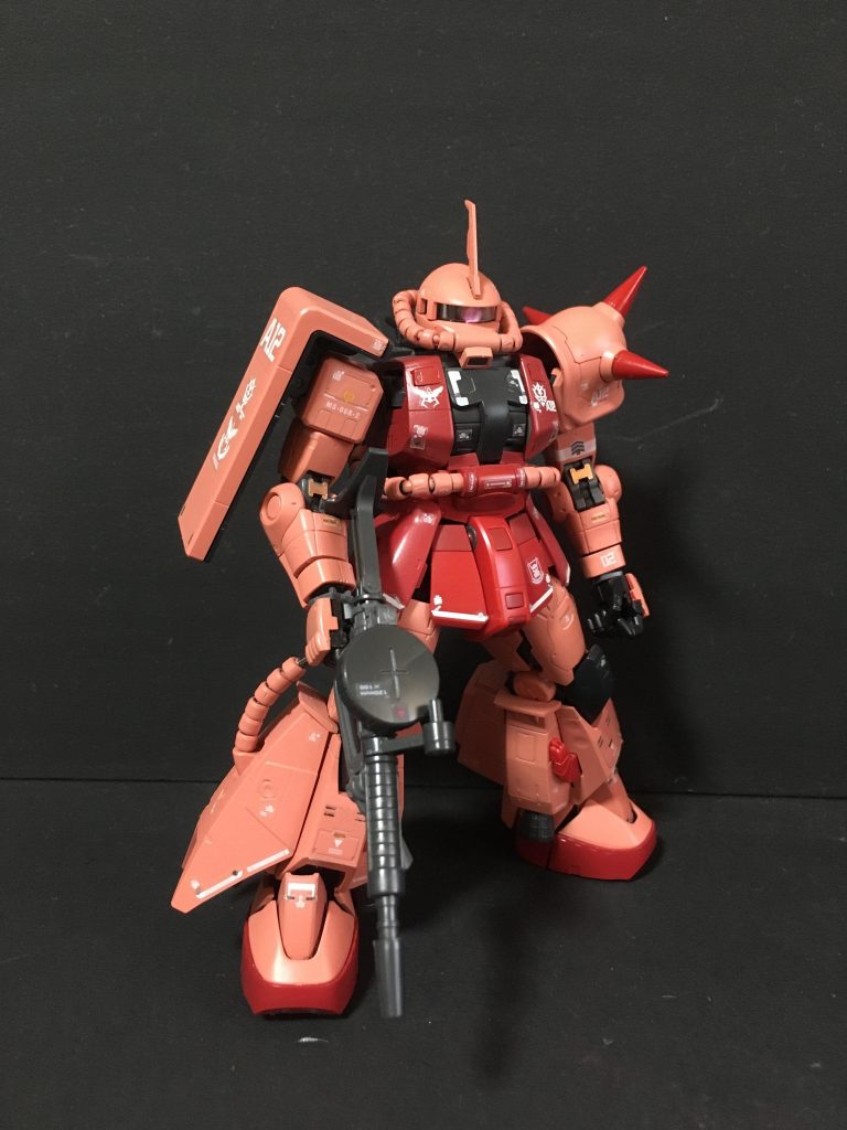 正面右側※ 高機動型ザク地上用の製作と合わせてデカール類の見直しを行なっています。