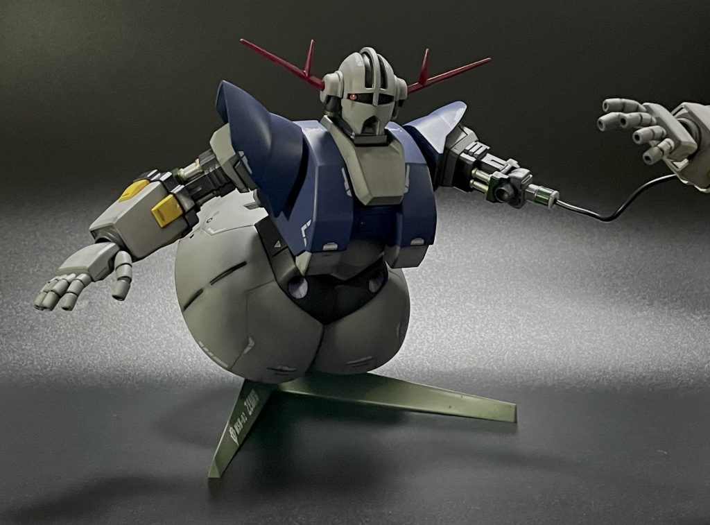 少し手を加えた箇所と言えばスカートのフロント側にモールドを追加した事とモノアイはいつものようにHアイズを両面テープで貼っている事ぐらいなもので、あとはそのままです😌