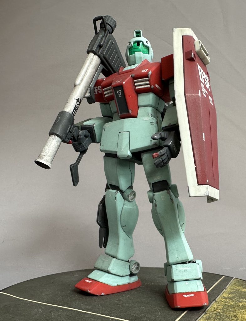 胸ダクトや各関節マルイチモールドはホワイトでアクセントを入れました。両手の人差し指は赤いマニキュアでオシャレ度UPです。胸部や前スカートなどには間延びしない程度に筋彫りを追加しました。成形色仕上げは誤魔化しがきかないので緊張します。