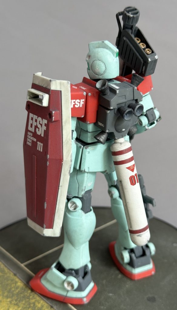 今回のプチカスタムのキモであるバックパックですが旧キットジムコマンド(宇宙用)のものを移植して空間戦仕様にしてあります。ホントはジム改につけてセンチネル版にしようかとも思って温存していたモノです。いずれジム改に移植するかも。バックパックの各バーニアは市販品に交換しました。また、誰のだかわからなくなったプロペラントタンクも付けておきました。