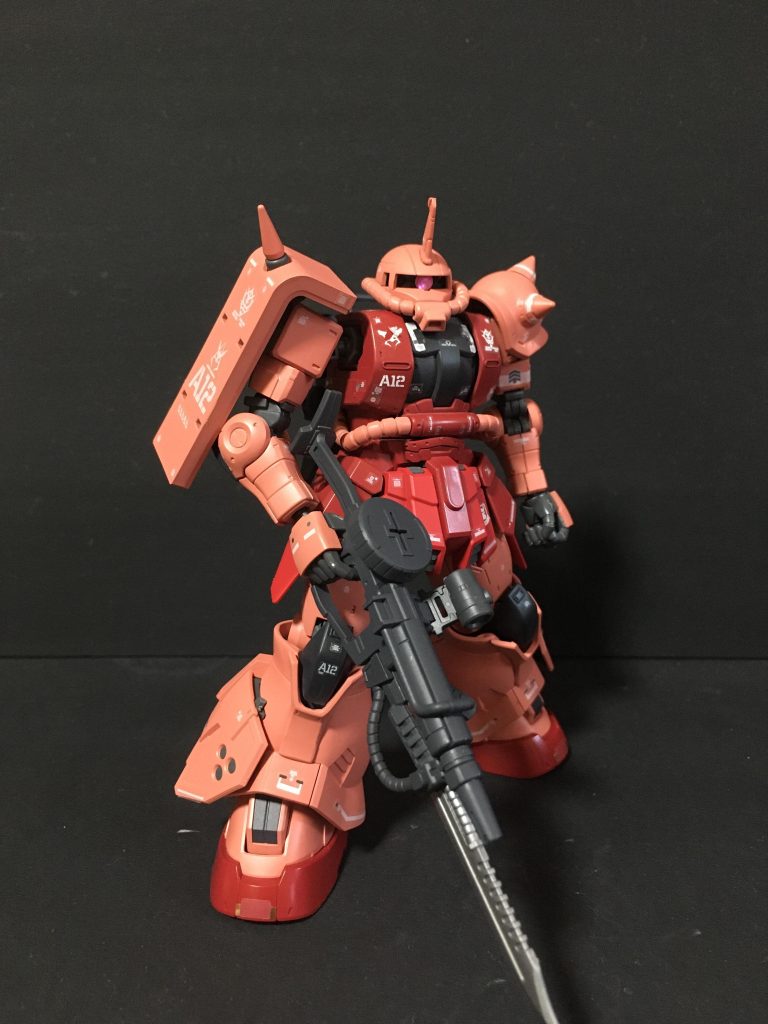 膝部はサザンクロス隊仕様からザク一般機の仕様に変更しています。RG用リアリスティックデカールを使用して製作しています。