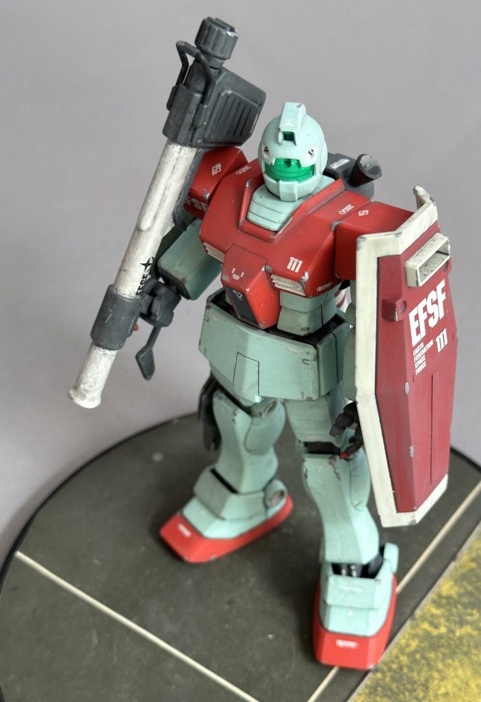 制作ストーリーでも紹介しましたがシールドはジムIIIのものに変えてあります。星マークは外してパテで埋めておきました。シールドはガンダムタイプとの共用だと思うので本体色とは違う色で塗装しています