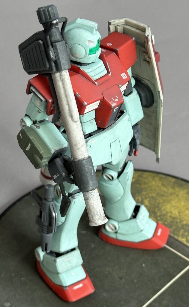 バックパックを換装しているのでビームサーベルを所定の位置にマウントできませんからボックスタイプのビームサーベルを右前腕にマウントしています。ジムスナイパーカスタムからの流用なのでカーキ色になってます。キット的には旧キットジムスナイパーカスタムからの流用品でディテールアップもしておきました。