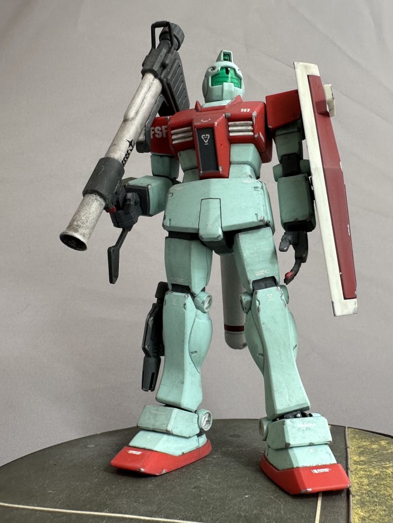 HGUCジムの成形色は「弱ジム感」溢れるナイスな「弱ミドリ色」だと思います。しばしばリアルタイプやMGよりの「純白」で塗られちゃいますが、ジェガンまで通ずる連邦伝統の量産機色として、この「弱ミドリ色」の成形色を活かして部分塗装で仕上げました。ついでにシャインレッドも成形色を活用です。