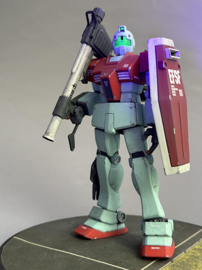 ゴーグルは裏側からガンダムマーカー蛍光グリーンで塗装してあるのでブラックライトを当てると発光します。