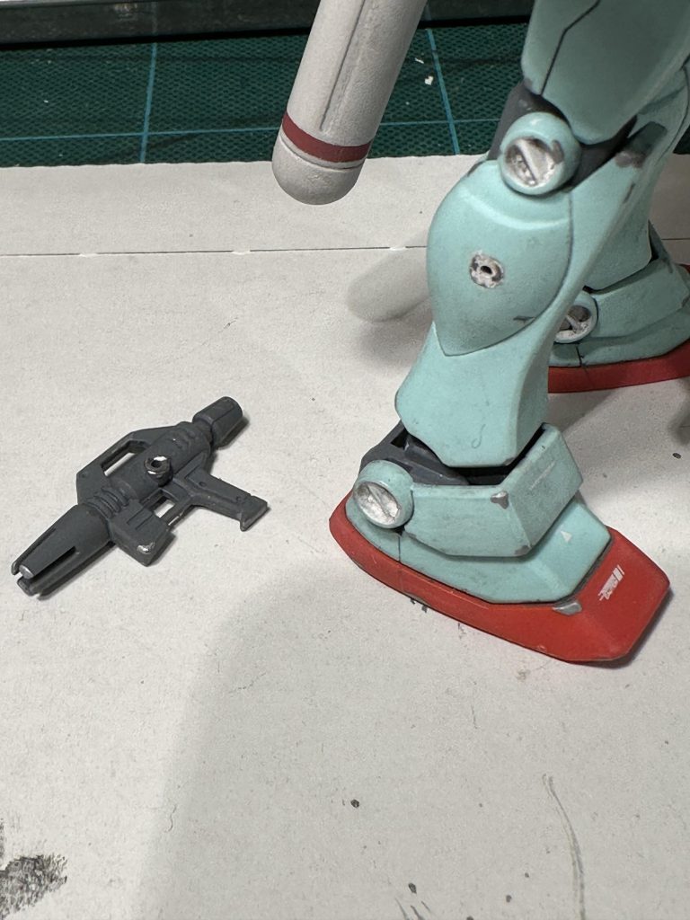 右脚脹ら脛にはスプレーガンをマウント。ネオジム磁石で装着してありますから着脱可能です。結構強引に取り付けてますw