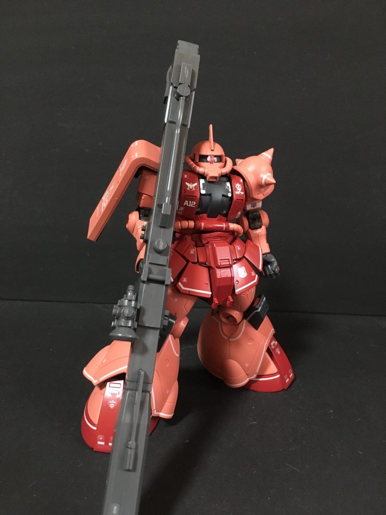 両肩はシャア専用ザク用に交換しています。