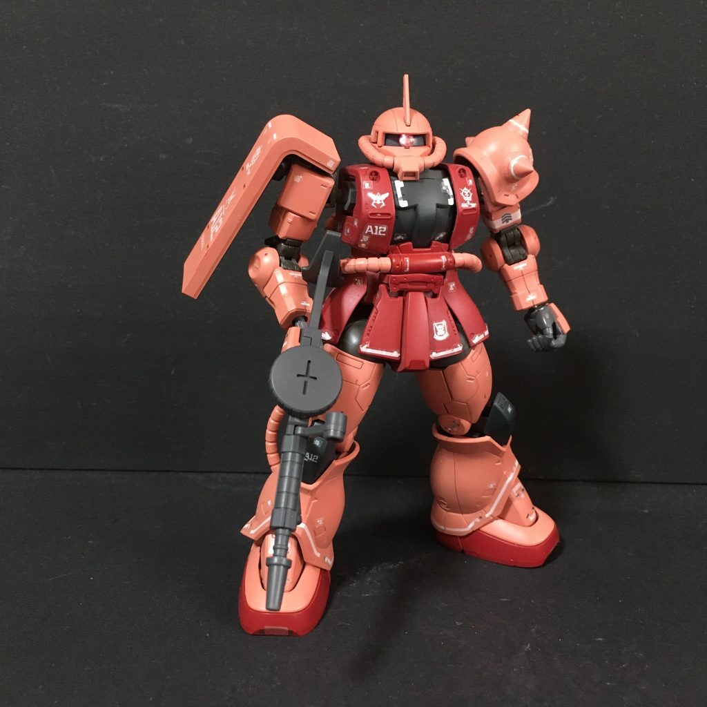 正面右※ 高機動型ザク地上用の制作に合わせてデカールの見直しを行なっています。