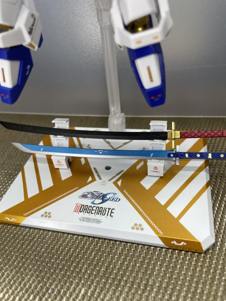 マイティーフリーダムの翼をイメージして作成。刀は飾った方がカッコよくねと思いジャンク部品で台座作成。台座までこだわるとオンリーワン感が強くなって一本満足🎵です。家族に見せたらへぇーで終わりましたがね。