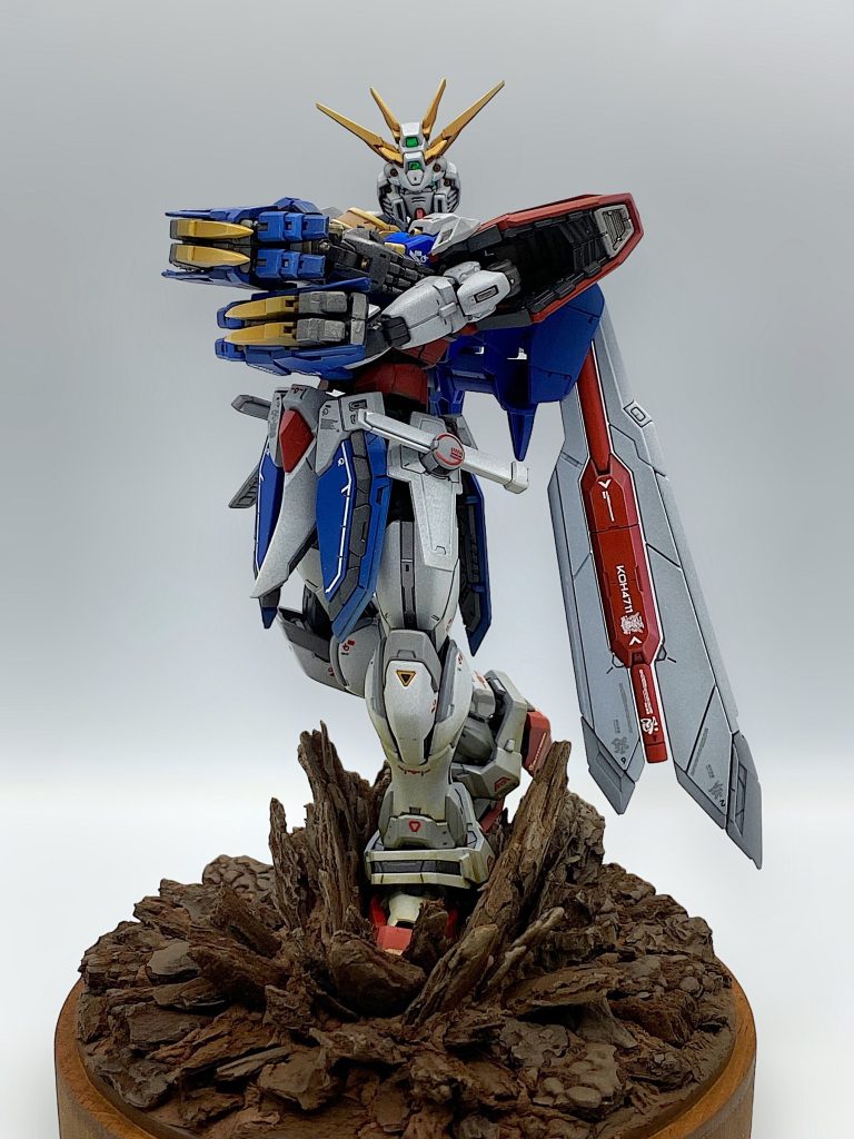 塗装だけでは寂しいので①100均でバークチップと粘土を購入、ビネット風の台座を作りした。