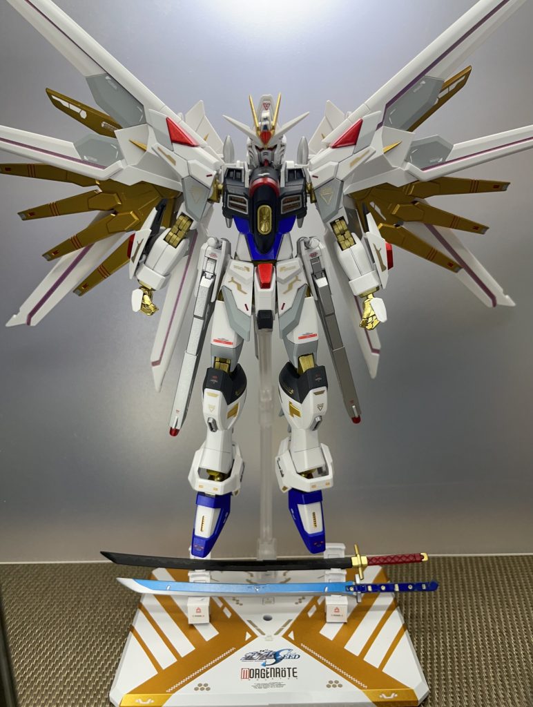 コンセプトは『何もせずともカッコいい』を目指して台座も合わせて作りました。蛍光塗料とかじゃなく見る角度でピカピカ輝く感じにしました。