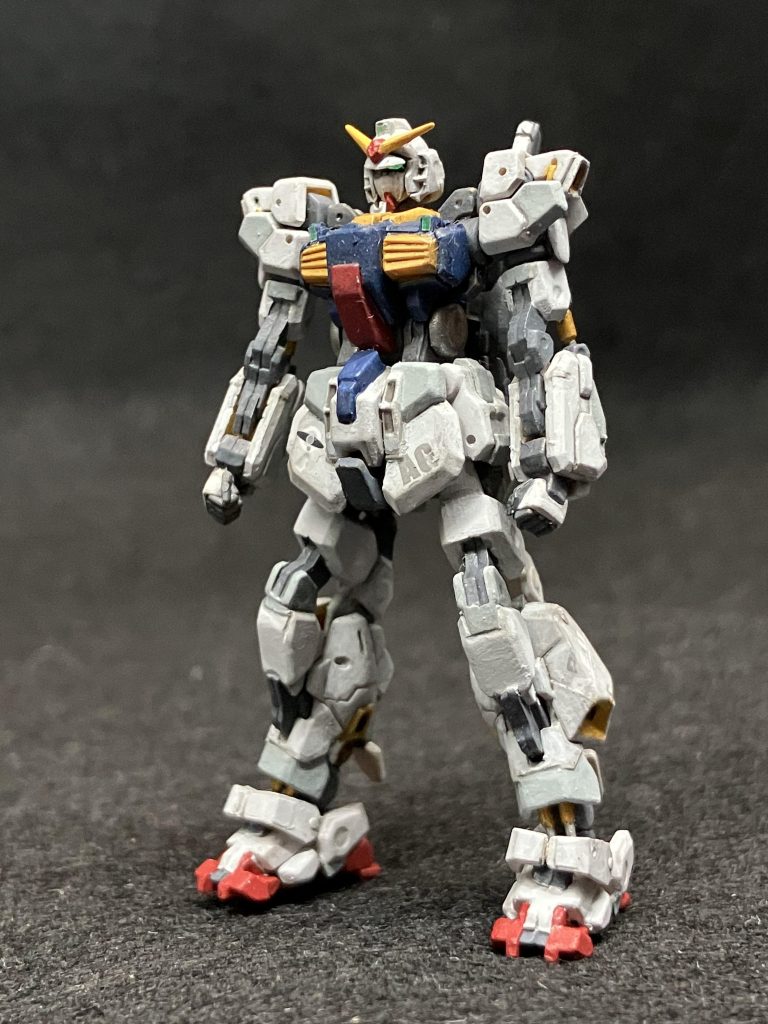 ツインアイは蛍光で塗装。センサー類はホロテープというのを貼ってみた