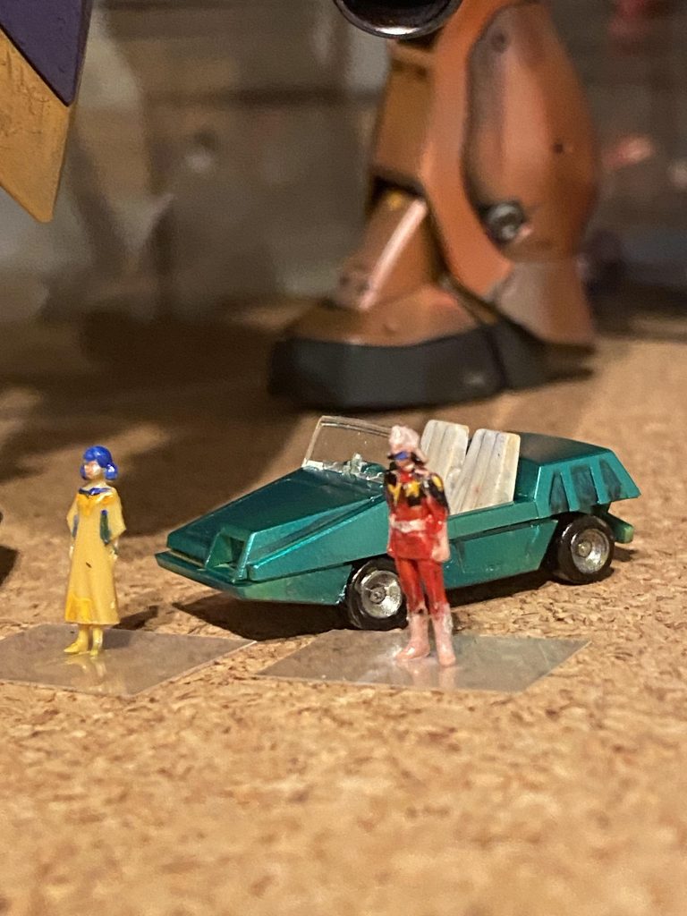 フロントより。シャアとララァはクリアファイル切って土台作って立てるようにしました。