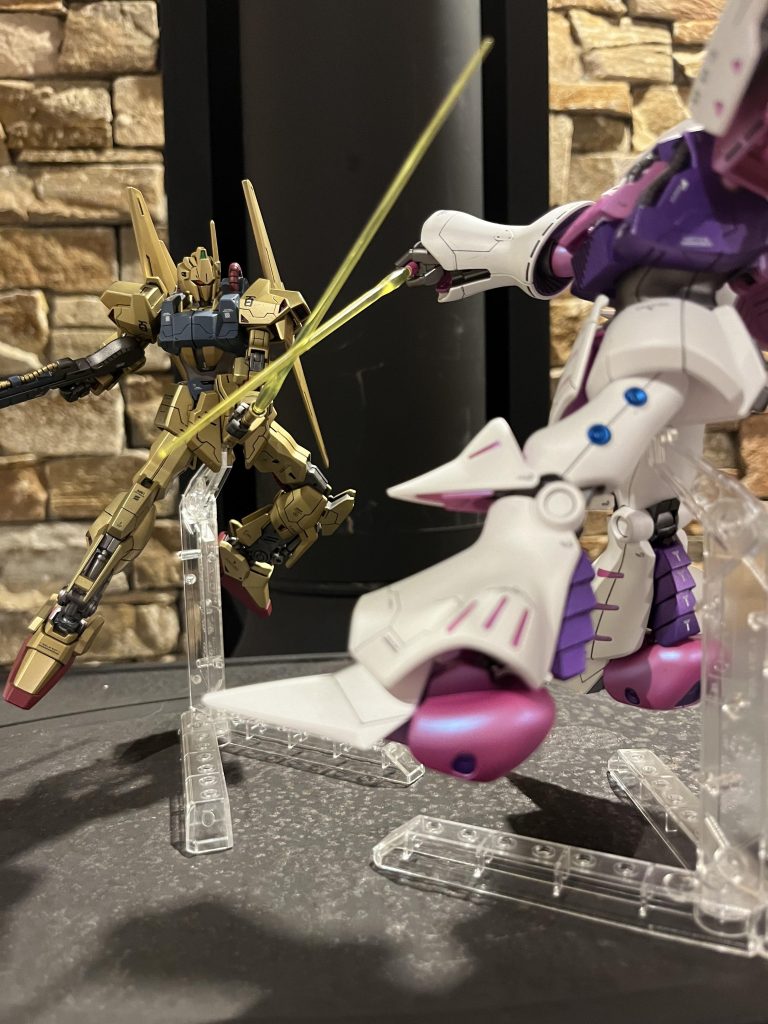 そして前回制作したキュベレイを使ってアニメでの戦闘シーンを再現!この2機の戦いは目が離せないですね(*'▽'*)