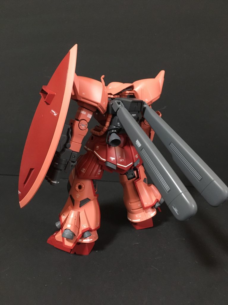 後方ショット。バーニアーは増量させつつ、ゲルググJ用のプロペラントタンクを装着させています。