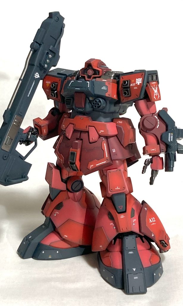 カラーリングはシャアザクとリックディアスの配色を参考に仕上げました。