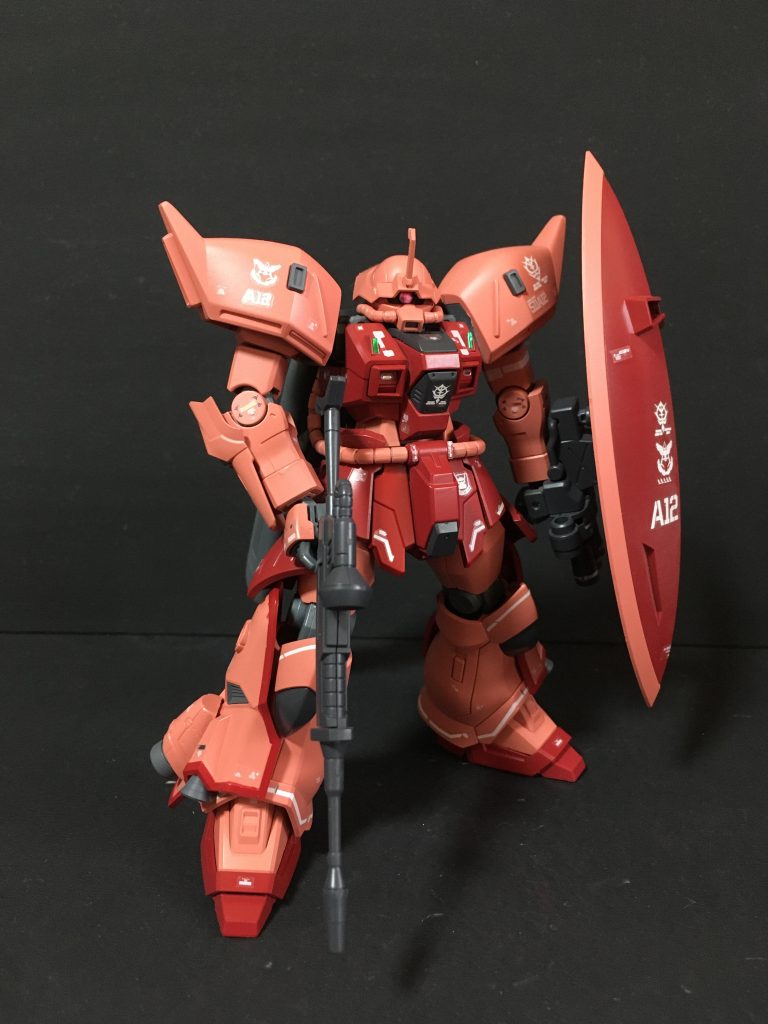 肩はゲルググJ用に、武装・シールドはゲルググ用にしています。腰や足の一部はイフリートナハトのパーツに換装しています。ゲルググ試作型として、ザクR-3タイプの後に開発されていたという妄想設定です。