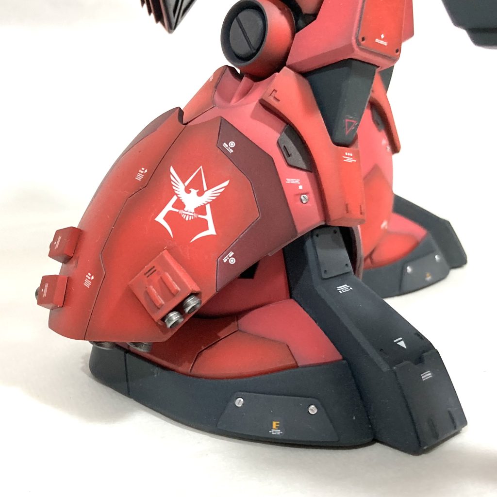 地上用高機動型ザクのイメージで脚部に装甲を追加。ヒートプレスにて製作。