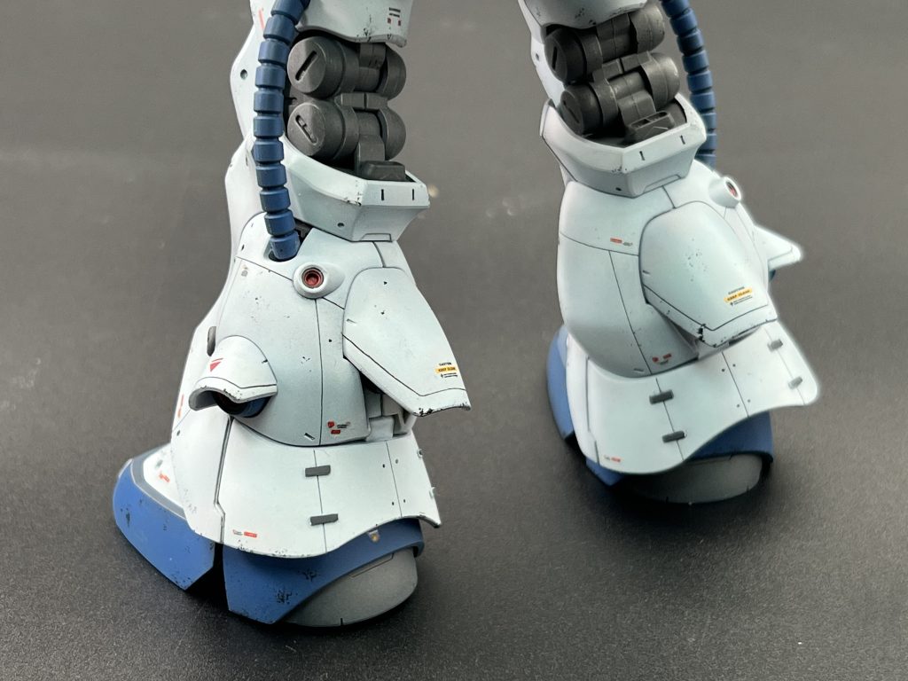 特徴的な脚部スラスター。