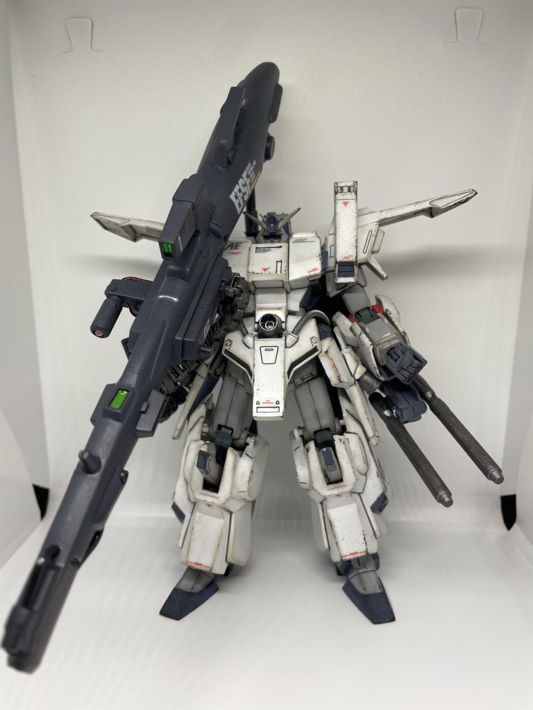 フルアーマーの魅力は、増加装甲ならではの着膨れ感だと思ってます🤤ダブルビームライフルは取り回しが良さそうな左腕に装置しました。