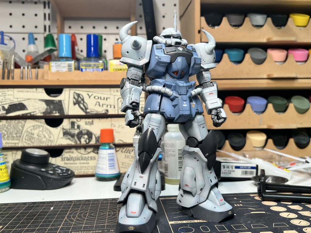 正面。今回に関してはパーツのポロリが酷くて撮影箱での撮影を諦めて机の上にしました。