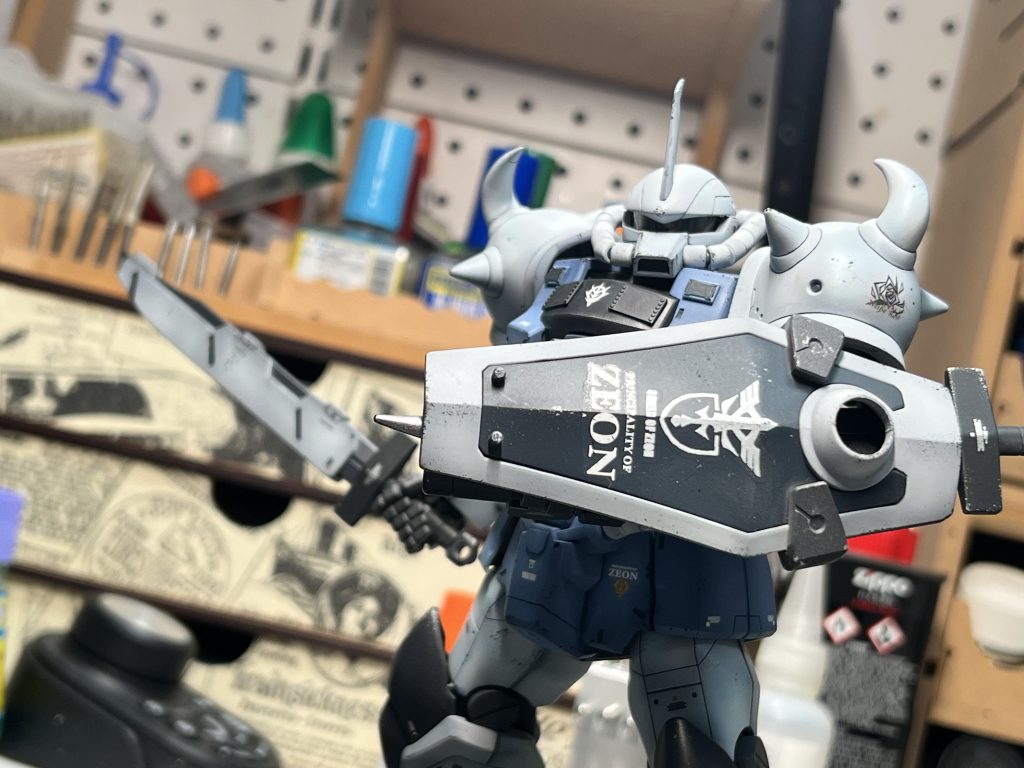 シールド。ガトリングの接続穴を埋めました。正直このキットの腕ガトリング持てないので諦めました。