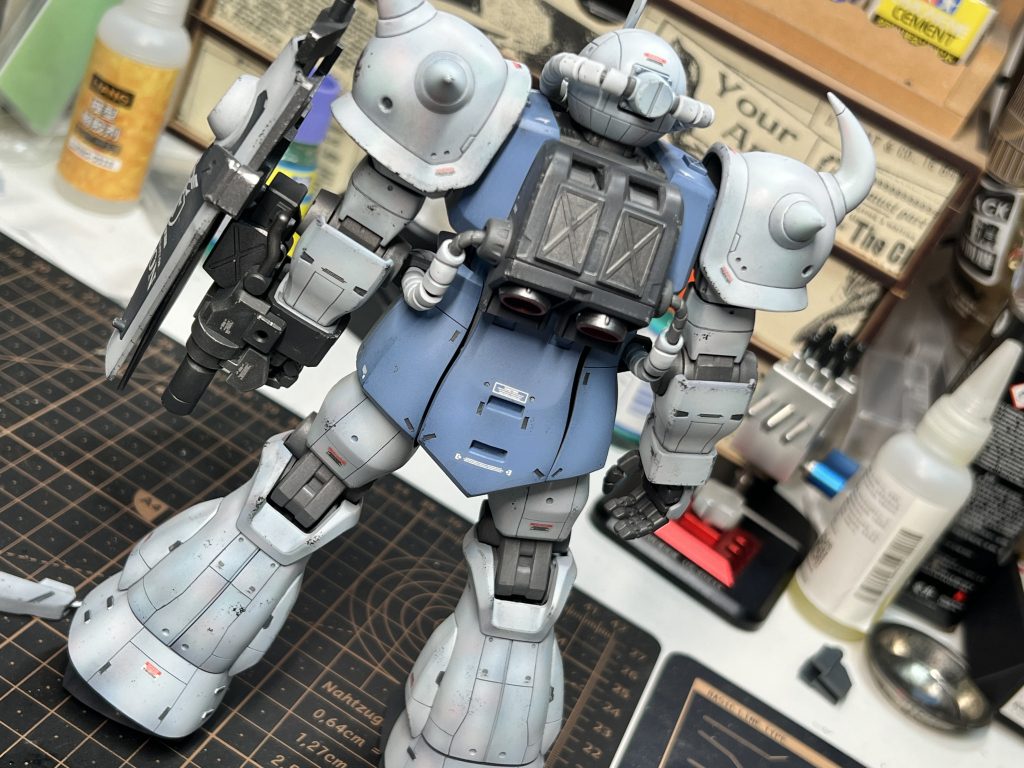 可動を諦めているので代わりに筋彫りを頑張りました。