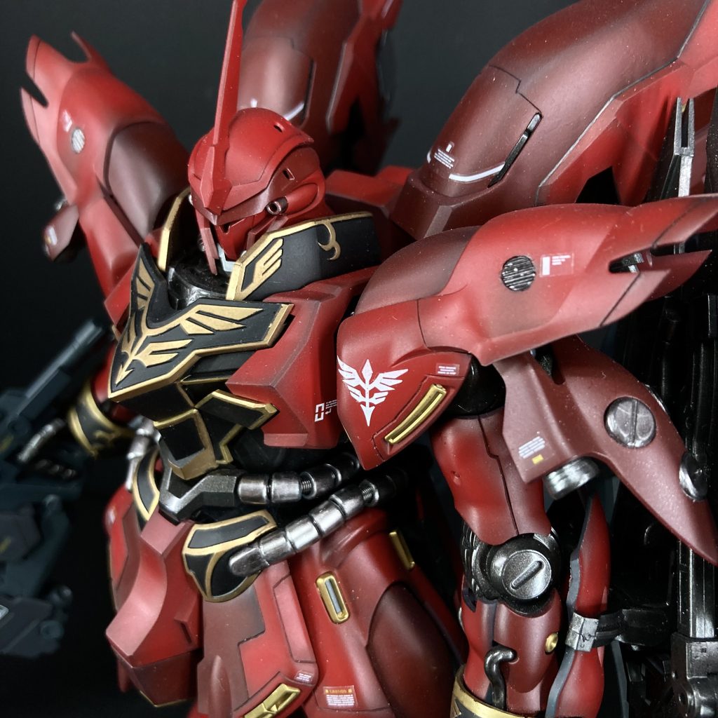 派手なのがあんまり苦手なので腕のトゲトゲをぬいて、バックパックの羽根？の長さを短くしました。エングレービングは定番のエナメル塗装して拭き取るヤツです。