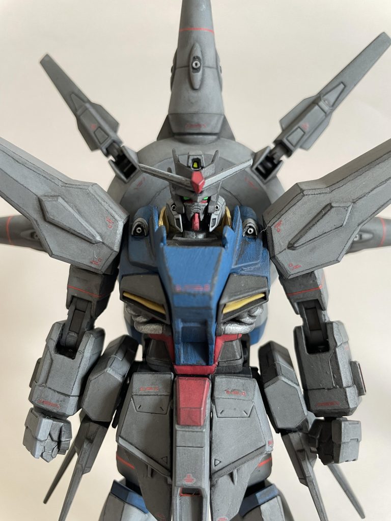 頭部は中のフェイスパーツを切り離し、レッドフレームのものに変更しています。外側は1ミリ程度前に出して奥行きをだしてみました。アンテナ周りの飾りもプラ板で長く延長しています。