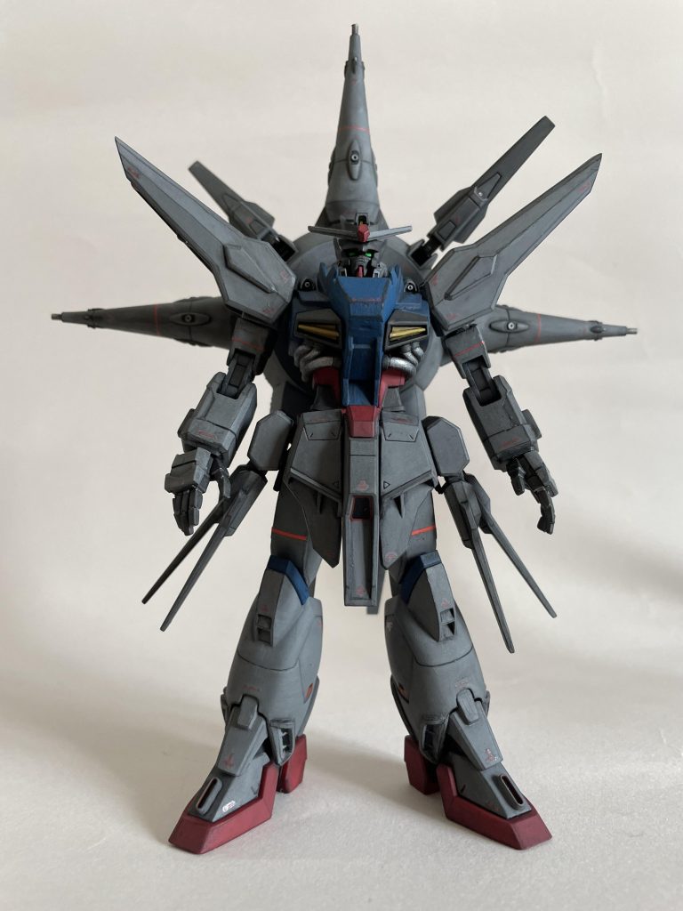 腰回りのアーマーを分割してダイソーのブロックで稼働するようにしました。ドラグーンの接続部分もそれぞれが稼働できるように分割しています。腹と太ももは2~3mmほど延長、肘関節は市販パーツで二重関節にしています。