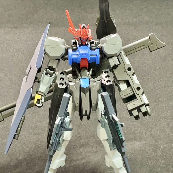 最近ガンプラ触れてないですが、アスタロトのMSオプションセットを手に入れたので射撃機のコンセプトで俺ガンの素体を組んでみました。足はどうしてもこのヒザが使いたくてケルディムガンダムサーガから拝借してますが00系統特有のあの足の細さからか立ち姿の時のアンバランス感が少し気になるところ。（4枚目）