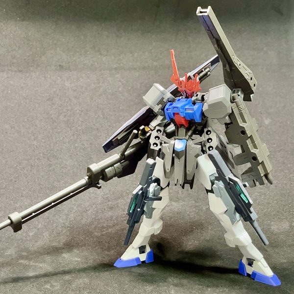 最近ガンプラ触れてないですが、アスタロトのMSオプションセットを手に入れたので射撃機のコンセプトで俺ガンの素体を組んでみました。足はどうしてもこのヒザが使いたくてケルディムガンダムサーガから拝借してますが00系統特有のあの足の細さからか立ち姿の時のアンバランス感が少し気になるところ。（1枚目）